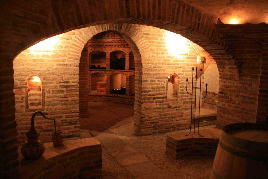 La salle des coffres, voûtée de brique