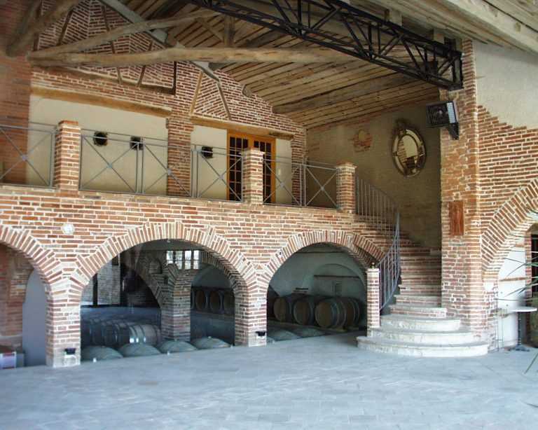 Wine experience at Château Saint Louis, tasting at the estate