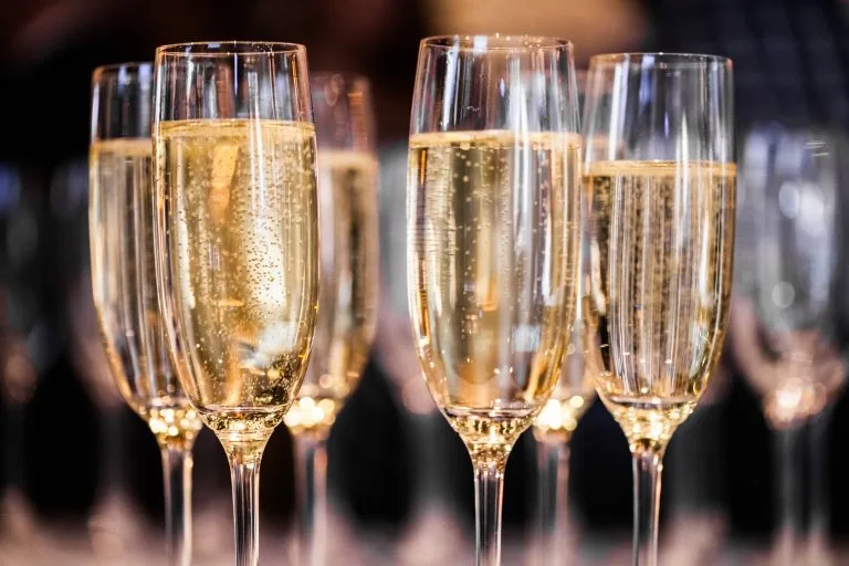 Propriedade vitícola Château Saint Louis Fronton abstract-champagne-glasses