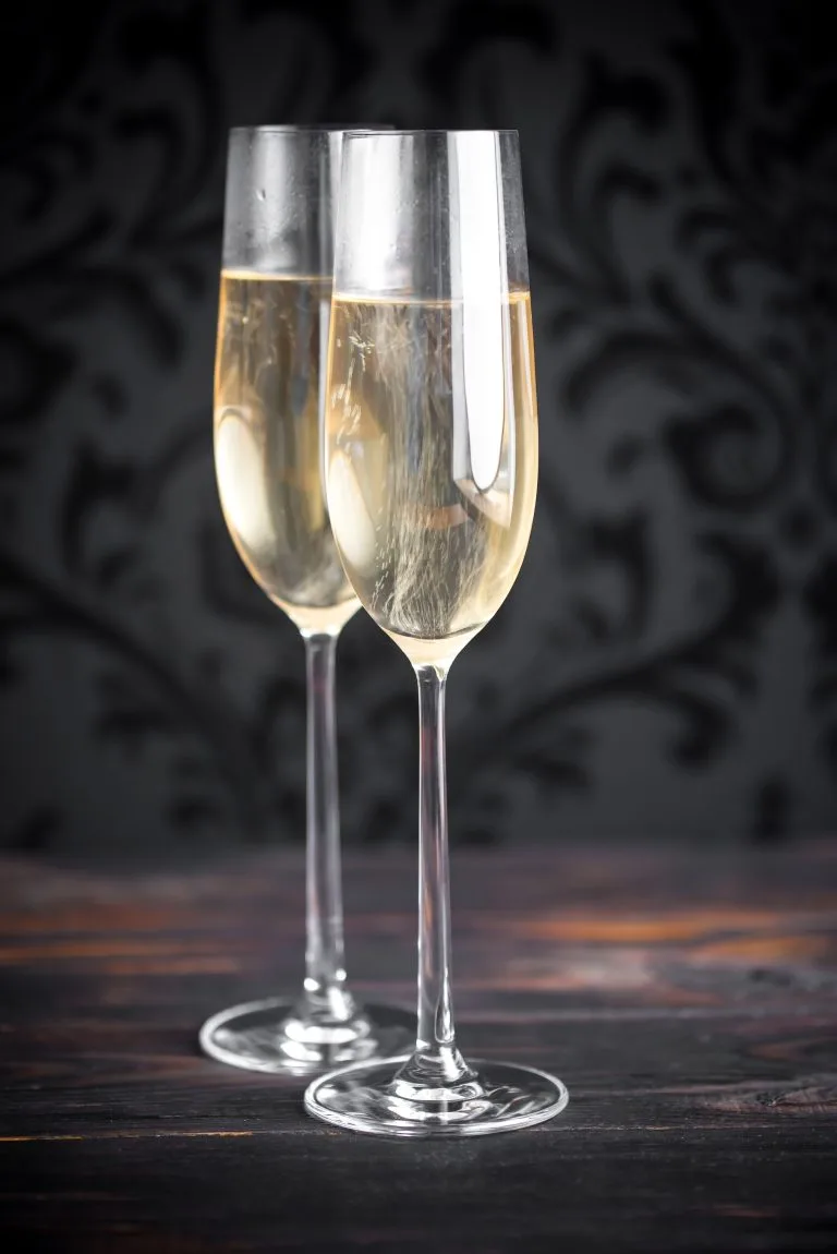 Propriedade vitícola Château Saint Louis Fronton two-glasses-of-champagne