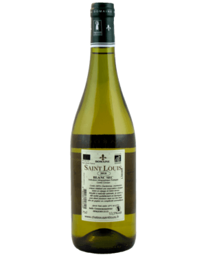 Chardonnay bio du Château Saint Louis servi dans des verres, à côté de la bouteille