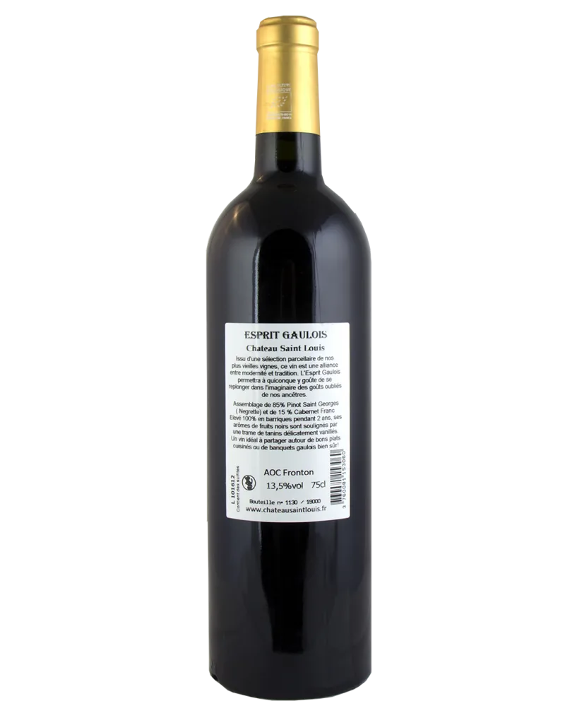 Weingut Château Saint Louis Fronton Image de la bouteille L'ESPRIT GAULOIS avec des verres de vin : "Verres de vin rouge L'ESPRIT GAULOIS à côté de sa bouteille, reflétant un assemblage raffiné et une profondeur de saveurs, pour une dégustation historique."