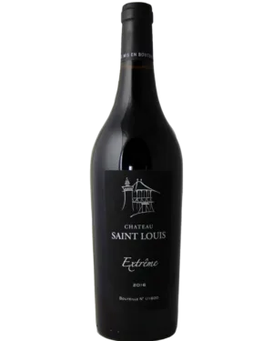 Image de la bouteille L'EXTREME 2016 BIO avec des verres de vin : "Verres de L'EXTREME 2016 BIO à côté de sa bouteille, évoquant un vin rouge riche et raffiné, idéal pour les connaisseurs à la recherche d'un goût authentique."